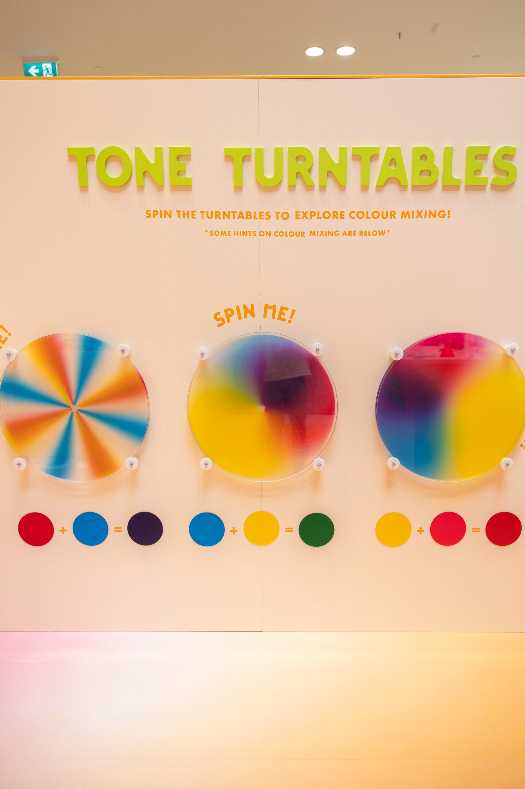 Interactive Activity about Colour Mixing with Rotating Wheels for Kids.